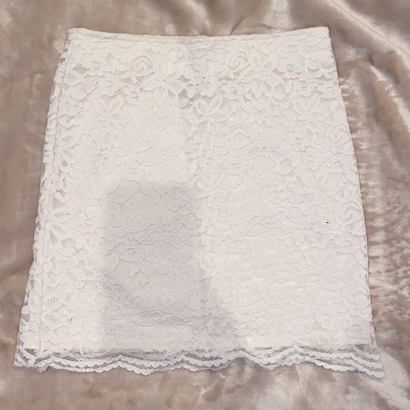 H&M fitted lace skirt - Picture 2 of 3